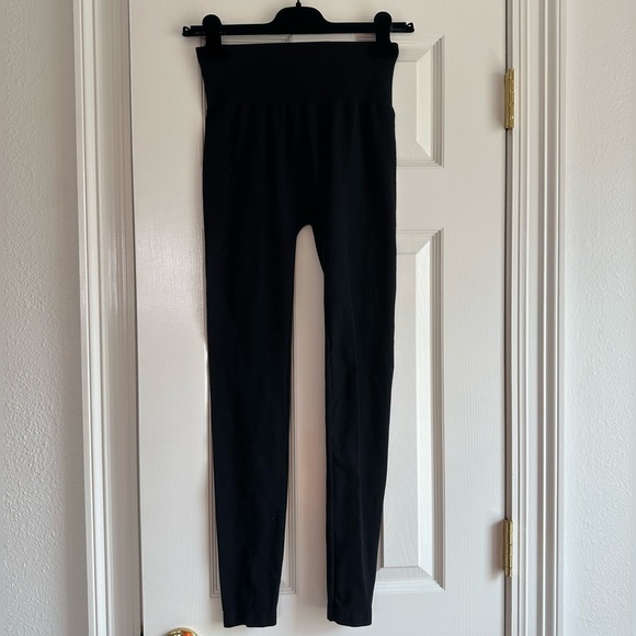 KHY BLACK  SEAMLESS LEGGING - SIZE M
In perfect condition worn once - Picture 2 of 8